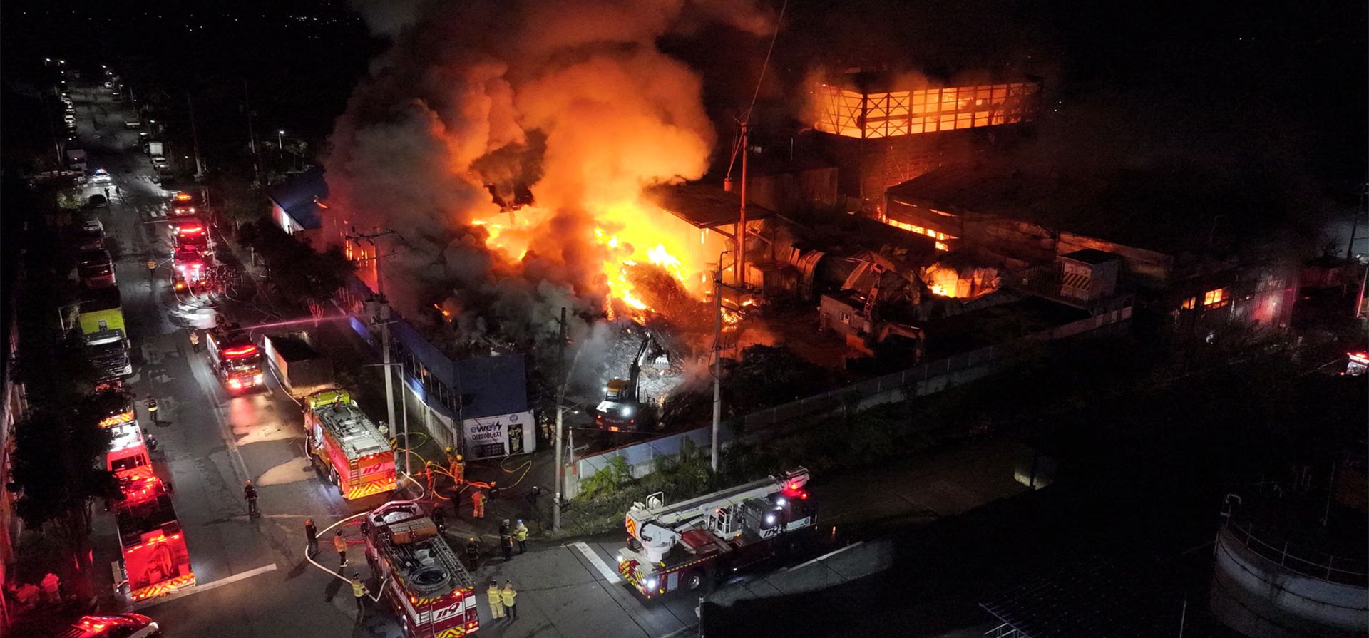 Los bomberos luchan contra un incendio en el almacén de una empresa que procesa madera y otros materiales de desecho para producir combustible sólido y generar electricidad, Seogwipo, Corea del Sur. Fotografía: Yonhap/EPA Los bomberos luchan contra un incendio en el almacén de una empresa que procesa madera y otros materiales de desecho para producir combustible sólido y generar electricidad, Seogwipo, Corea del Sur. Fotografía: Yonhap/EPA