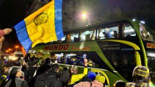 Los hinchas canallas recibieron con entusiasmo al plantel de Central.