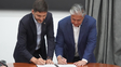 El gobernador de Santa Fe y el de Neuquén firmando el acuerdo
