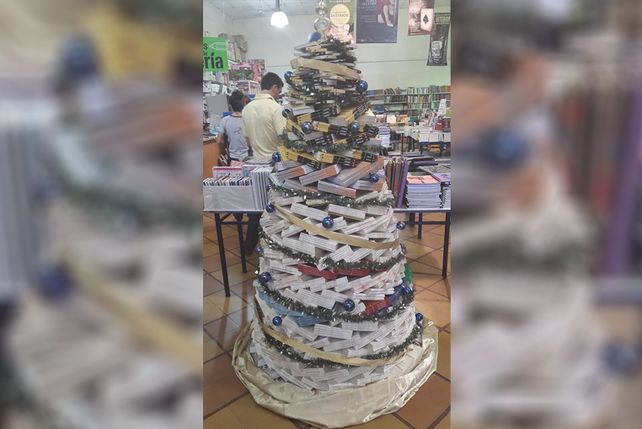 Alicia Libros nos envió la foto del árbol de navidad que luce su local.