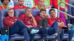 El ex Newells Mauricio Pochettino observa un partido.