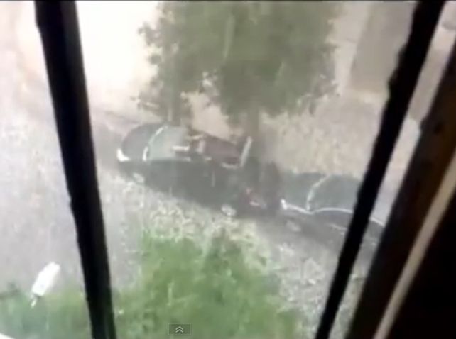 El Hombre Granizo: nadó arriba del techo de su auto para que las piedras no lo destrocen