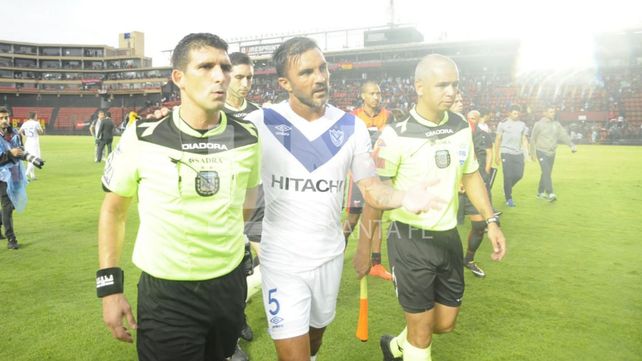 La barrabrava tiró tres bombas de estruendo y el árbitro suspendió Colón-Vélez