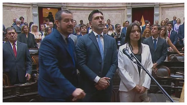 A la derecha