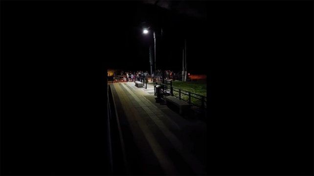 Con un móvil y banderilleros escoltan a los alumnos desde el apeadero del tren hasta la escuela Almafuerte