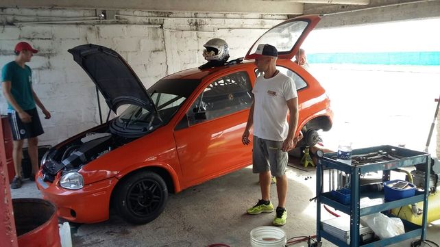 Se subió al auto naranja. El piloto paranaense Favio Grinóvero probó días pasados el Chevrolet Corsa que utilizará en la temporada 2018 del TPA