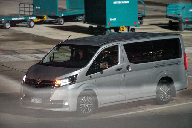 Lionel Messi llegó al aeropuerto de Rosario y se trasladó hacia Funes en una Toyota Hiace Wagon.
