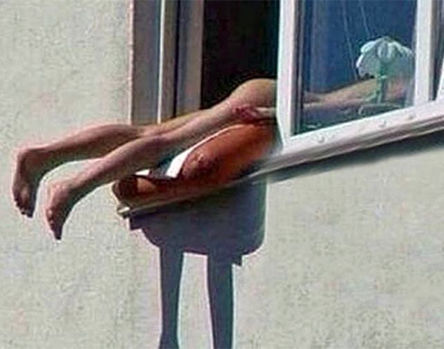 Un testigo logró captar la osada forma de tomar sol de la joven.