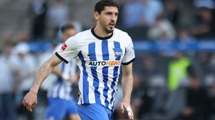 Agustín Rogel tiene 28 años y juega en el Hertha Berlín. Ahora se lo ofrecieron a Newells.