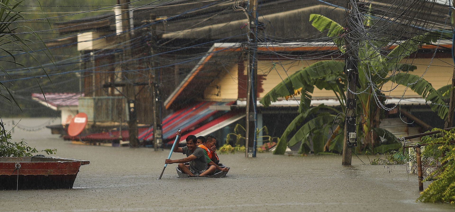 Residentes reman a través de las inundaciones en la provincia de Ubon Ratchathani, noreste de Tailandia, el lunes 3 de octubre de 2022. Las fuertes lluvias en el norte, noreste y centro de Tailandia el lunes provocaron graves inundaciones, ya que algunas áreas se vieron aún más amenazadas ya que las autoridades tuvieron que a la capacidad de las represas aliviadas al liberar agua en ríos que ya están desbordados.
