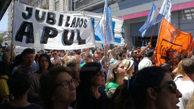 En Santa Fe también hubo movilizaciones y un acto en contra de la reforma previsional