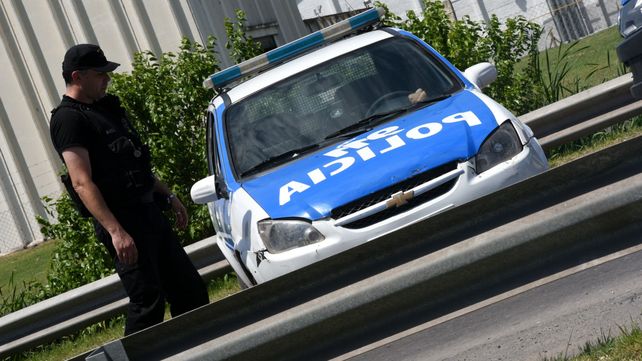 Un grupo de personas intentó liberar a un hombre acusado de golpear a su mujer.
