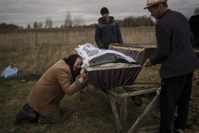 Una madre ucraniana despide a su hijo en el cementerio de Mykulychi, en las afueras de Kiev. Foto de Rodrigo Abd.
