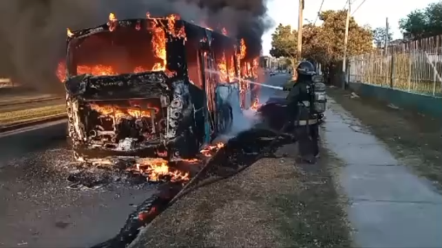 El colectivo se prendió fuego completamente