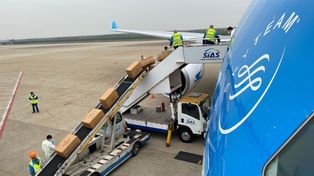 Llegó el primer vuelo de la operación que traerá un millón de vacunas de China