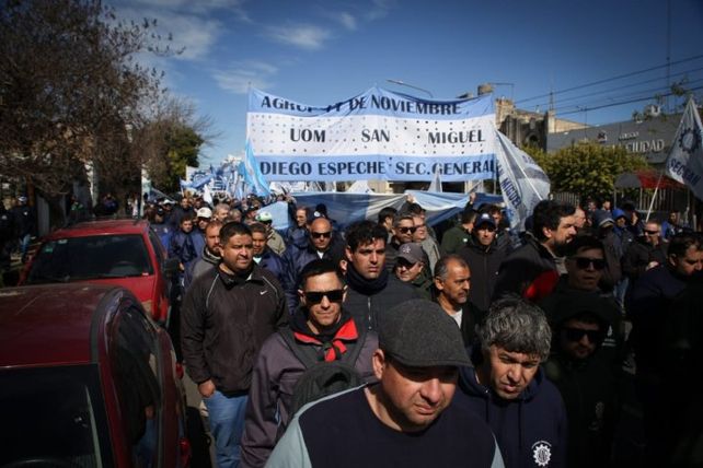 San Nicolás hierve: miles de trabajadores de Ternium marcharon contra despidos y bajos salarios