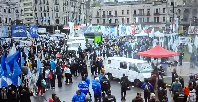 Gremios, organizaciones sociales y agrupaciones se concentran frente al Congreso.