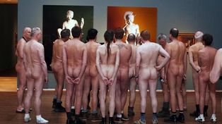 Para ver una muestra en un museo se tuvieron que sacar toda la ropa
