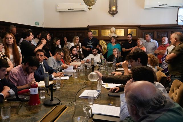 Reunión multitudinaria en el Salón de Acuerdos Lisandro de la Torre del Palacio Vasallo.