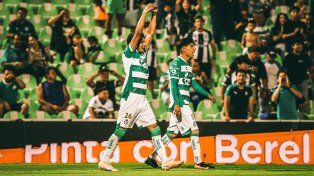 Ramiro Sordo, el exdelantero de Newells, celebra el gol de Santos Laguna ante Pumas, equipo que quiere a Keylor Navas.