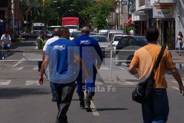 Hubo cortes de luz y desvíos en el tránsito por un caño roto en el microcentro