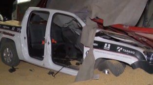 Un camión con soja chocó y el acoplado volcó sobre una camioneta