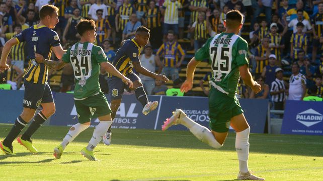 Jaminton Campaz impacta fuerte de zurda y marca el empate de Central ante Banfield.