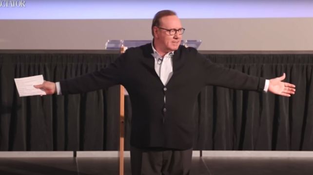 El actor Kevin Spacey interpretó este lunes un monólogo de William Shakespeare que arrancó una gran ovación en una conferencia en Oxford titulada Cancelar la cultura.