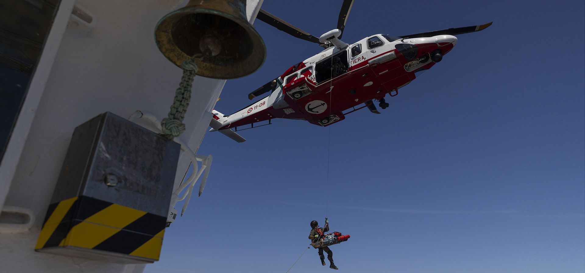Una mujer embarazada de Túnez, cuyo embarazo es de alto riesgo, es evacuada por un helicóptero de la guardia costera italiana del Ocean Viking, un barco de búsqueda y rescate de migrantes dirigido por la ONG SOS Mediterranee y la Federación Internacional de la Cruz Roja, el viernes de septiembre 2 de 2022 frente a las costas italianas.
