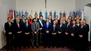 Los gobernadores junto a Milei luego de firmar el Pacto de Mayo