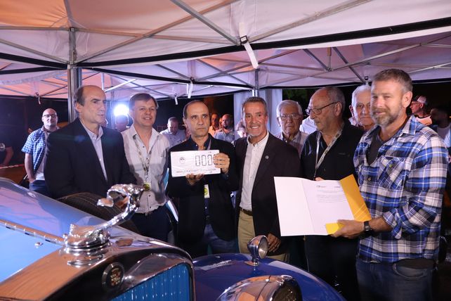 Entregaron las primeras chapas patentes para autos antiguos de colección