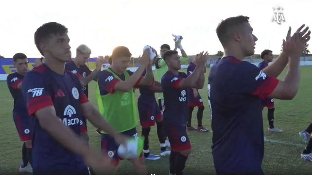 El saludo de los jugadores de Leones FC luego del empate ante Central Ballester. Con Lionel Messi viendo el partido desde Miami