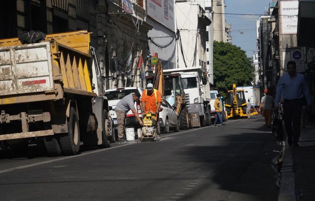 La reconstrucción de calle Santa Fe comenzó hace una semana en la cuadra que va de Sarmiento a Mitre.