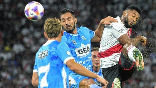 Miguel Borja marcó el primer gol de River ante los cordobeses.