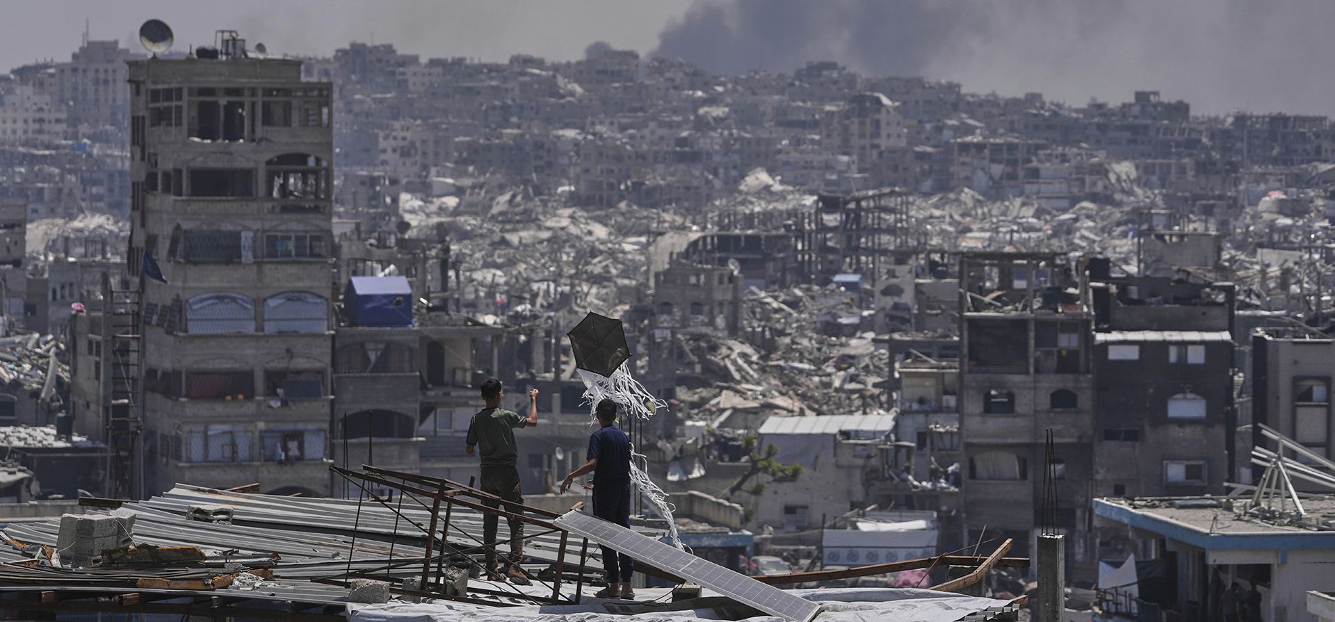Palestinos observan la columna de humo tras un ataque aéreo israelí cerca de Jabalia, en el norte de la Franja de Gaza, el viernes 16 de mayo de 2025. (Foto AP/Jehad Alshrafi) Palestinos observan la columna de humo tras un ataque aéreo israelí cerca de Jabalia, en el norte de la Franja de Gaza, el viernes 16 de mayo de 2025. (Foto AP/Jehad Alshrafi)