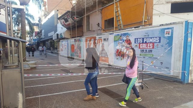 Ampliaron la valla de la esquina de La Rioja y San Martín por precaución