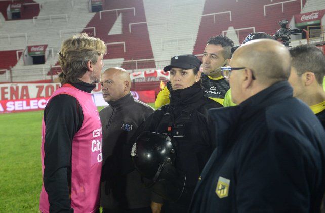 Cara a cara. Heinze defendió a sus jugadores ante Lobo Medina.