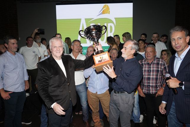 En la fiesta del tenis se premió a los equipos ganadores en cada una de las categorías.