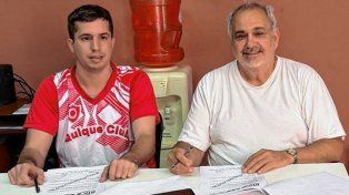 Los dirigentes de Quique Club en la firma del convenio.