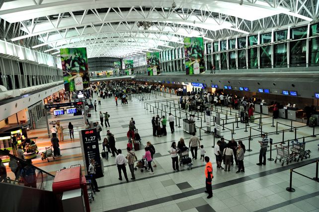 El sujeto fue apresado cuando intentaba atravesar los controles del aeropuerto internacional con documentos apócrifos de Paraguay.