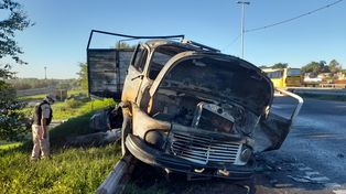 El camión se prendió fuego luego de chocar violentamente contra el guardarrail en Circunvalación y Ayolas.