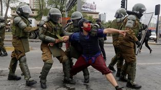 Graves protestas en Chile luego de que un carabinero matara a un artista callejero