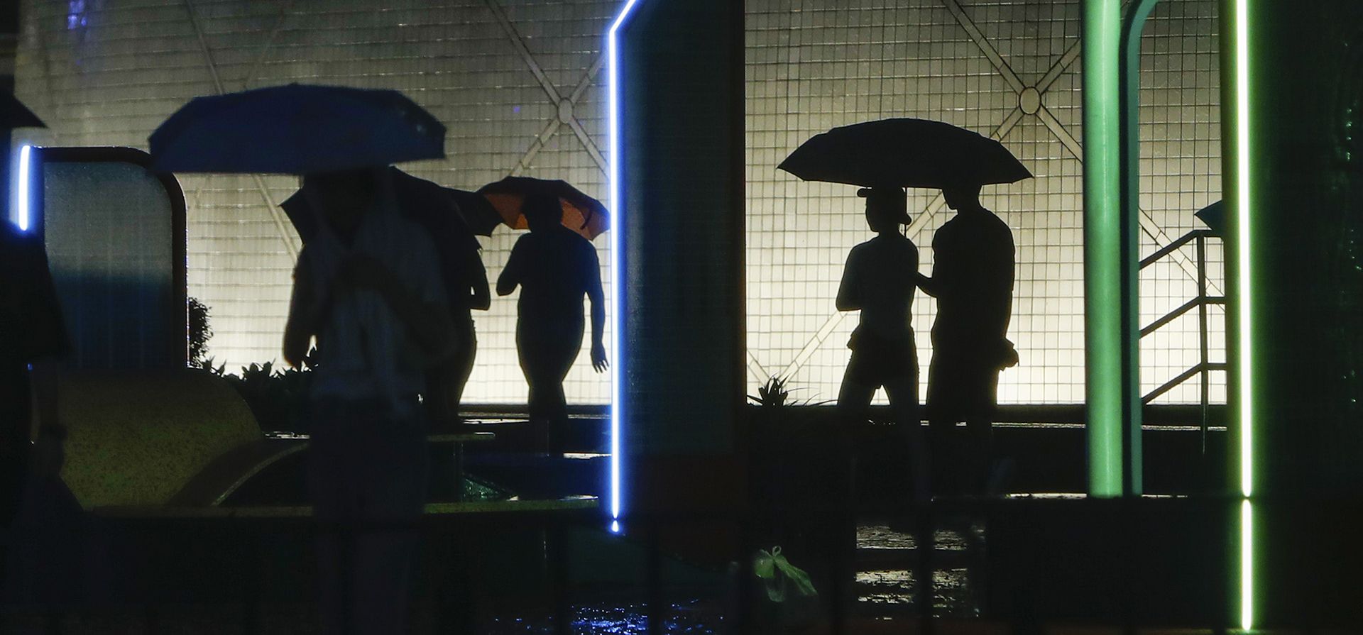 Residentes caminan con paraguas mientras el tifón Saola azota Hong Kong, el viernes 1 de septiembre de 2023. La mayor parte de Hong Kong y otras partes del sur de China quedaron casi paralizadas el viernes con clases y vuelos cancelados a medida que se acercaba el poderoso tifón Saola. (Foto AP/Daniel Ceng) Residentes caminan con paraguas mientras el tifón Saola azota Hong Kong, el viernes 1 de septiembre de 2023. La mayor parte de Hong Kong y otras partes del sur de China quedaron casi paralizadas el viernes con clases y vuelos cancelados a medida que se acercaba el poderoso tifón Saola. (Foto AP/Daniel Ceng)