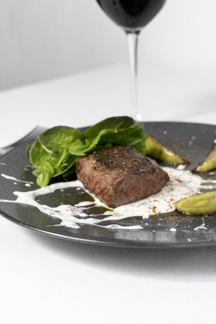Receta: lomo de cordero, espinacas, peras y yogurt de menta