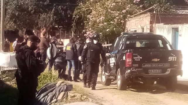 La policía trabaja en el lugar donde fue asesinada una mujer en Necochea al 2600.