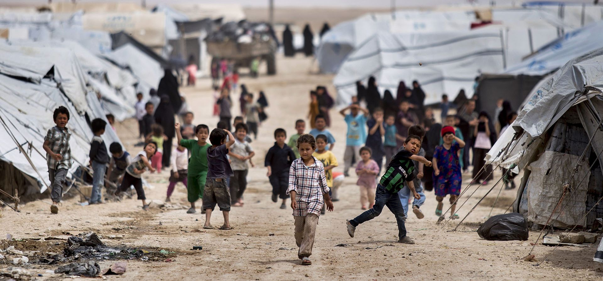 Niños se reúnen fuera de sus tiendas de campaña, en el campamento de al-Hol, que alberga a familias de miembros del grupo Estado Islámico, en la provincia de Hasakeh, Siria. Las autoridades judiciales de Bélgica dijeron el martes 21 de junio de 2022 que han repatriado a 16 niños y seis madres de ciudadanía belga que fueron detenidas en Siria por su presunta conexión con el grupo Estado Islámico. 
