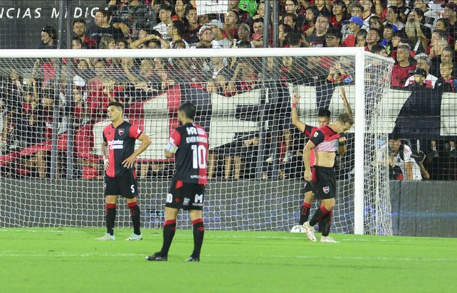 Newells es la imagen de la desazón por la goleada sufrida.
