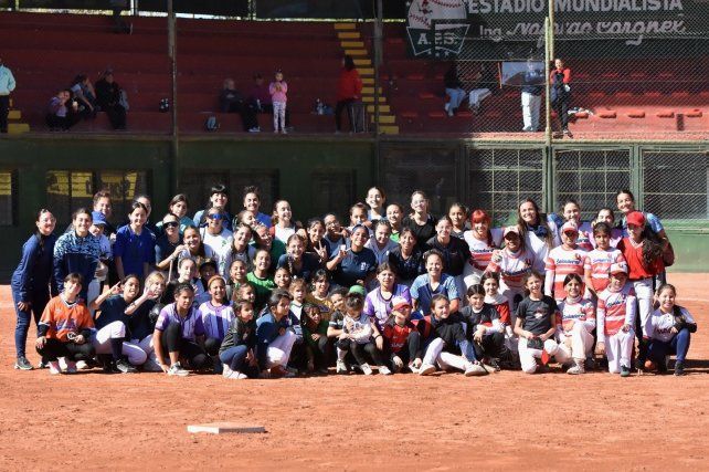 Las chicas que&nbsp; formaron parte de la reunión de sóftbol.