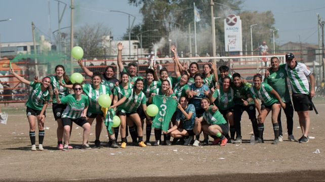 Funes está de fiesta. El plantel femenino de Defensores de Funes logró el ascenso a la Primera B