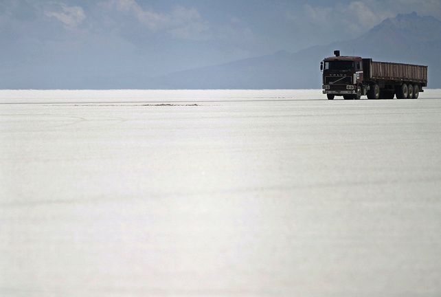 Camión ingresando a las Salinas Grandes de Jujuy/Salta. 